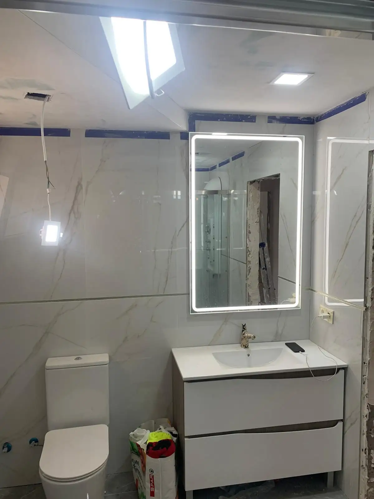 Mueble suspendido y espejo retroiluminado