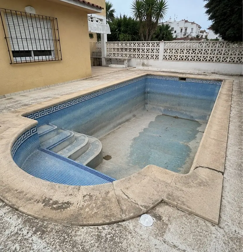 Piscina y solárium — Antes