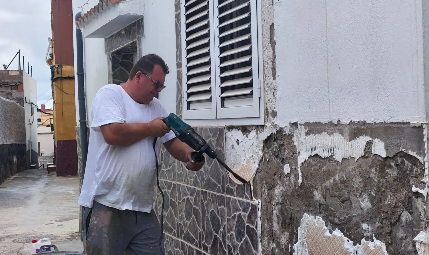 RAFIX rehabilitando la fachada de una vivienda canaria