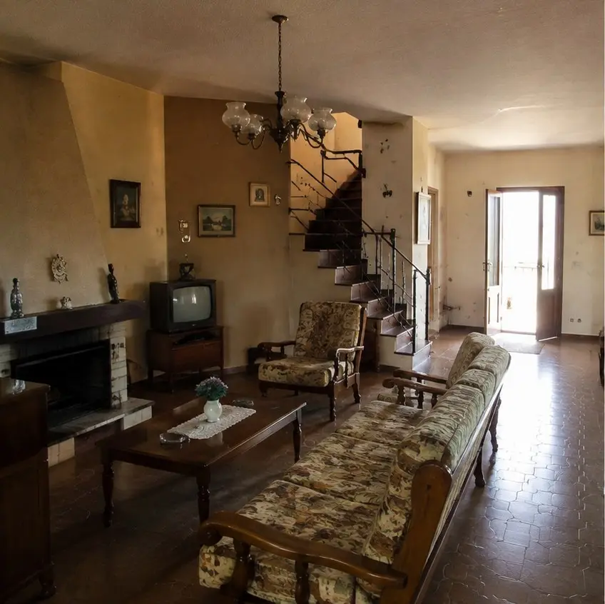 Salón con escalera — Antes