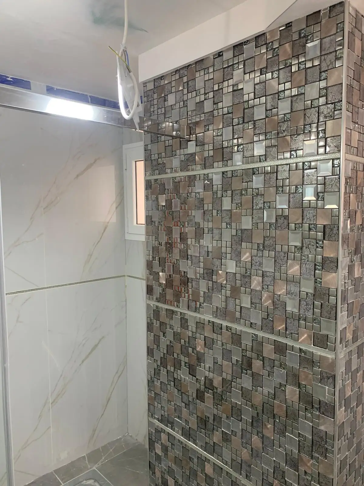 Paño de mosaico de vidrio a altura completa